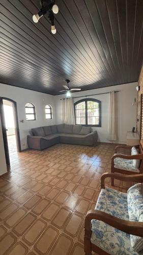 un ampio soggiorno con divano e sedie di Ubatuba Sport House a Ubatuba