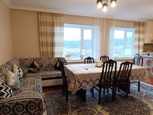 Posezení v ubytování Gusar Quiet Family House forest view