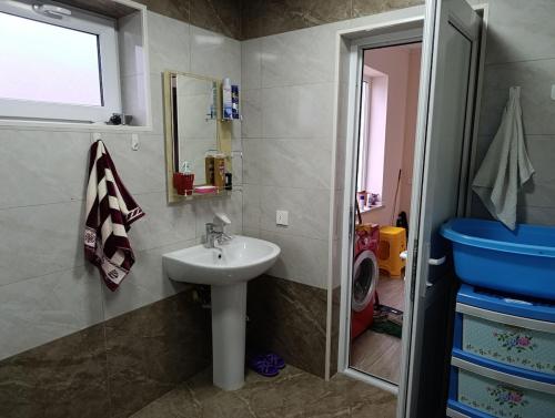 Koupelna v ubytování Gusar Quiet Family House forest view