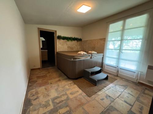 Lacroix-FalgardeにあるL Echappee a deux, Spa and Pyrenees Viewの窓付きの客室で、バスルーム(バスタブ付)が備わります。