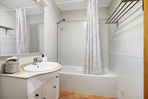 Et badeværelse på 1I Apt Alecrim