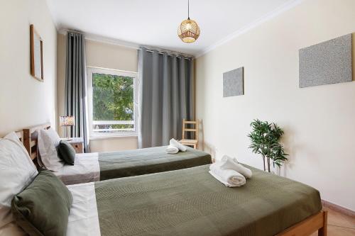 En eller flere senge i et værelse på 1I Apt Alecrim