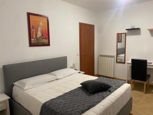 Un dormitorio con una cama con una almohada encima. en B&B Olimpia, en Cosenza