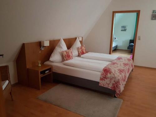 Postel nebo postele na pokoji v ubytování Landgasthof Weisser Löwe