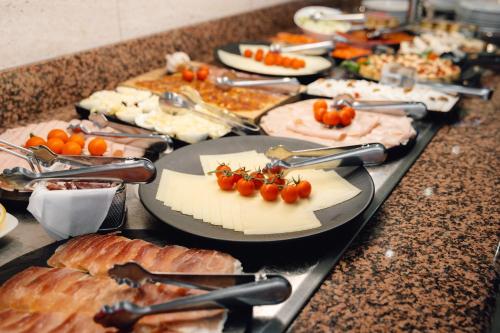 una tavola con piatti di cibo su un bancone di Moon Dreams Playa Azul a Cala'n Porter