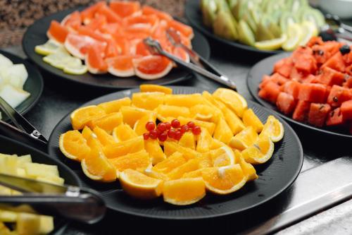 un gruppo di piatti di frutta su un tavolo di Moon Dreams Playa Azul a Cala'n Porter