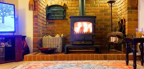 Fotografie z fotogalerie ubytování The Ultimate Romantic Getaway! Cosy Lakeside Cottage with Lakeside views, Log Burner & The Beach on your doorstep at the Best Location in Mablethorpe! v destinaci Mablethorpe