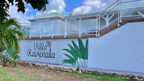 un mural en el lateral de una casa en Ravenala, en Saint Martin
