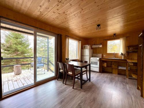 Nhà bếp/bếp nhỏ tại Mini-chalet tout confort - Lac de Pohenegamook