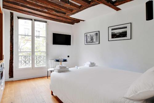 Postel nebo postele na pokoji v ubytování Chic studio A C - 2P - Le Marais