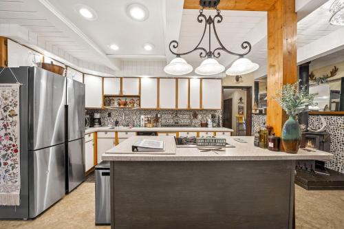 Sasquatch Sanctuary | Hot tub في باكوود: مطبخ مع ثلاجة ستيل ستانلس وكاونتر