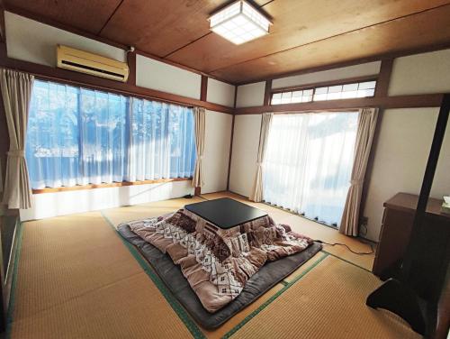 御殿場市にある駅近2分 昭和の家の窓のある部屋にベッドがある寝室