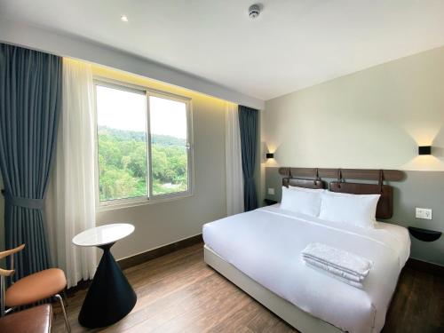Postel nebo postele na pokoji v ubytování PureJoy Hotel City Center Phu Quoc