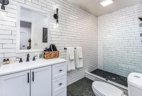 Un baño blanco con lavabo e inodoro. en The Four Daughters Inn, en Oakhurst