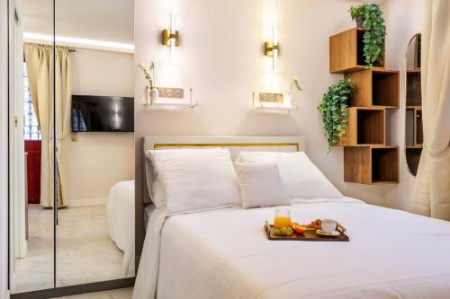 En eller flere senge i et værelse på Magnifique studio Montmartre avec Clim et Jacuzzi