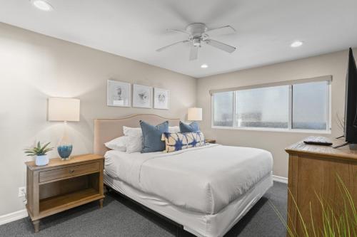 ein Schlafzimmer mit einem großen Bett und einem Fenster in der Unterkunft Hawaiian Style Beachfront on Beach Road in Capistrano Beach