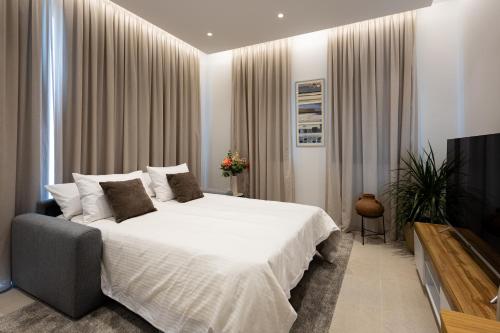 Postel nebo postele na pokoji v ubytování Chrystal Residences