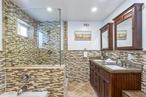 Koupelna v ubytování Walk to the beach and Ole Hanson Casino Wedding Venues