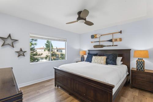ein Schlafzimmer mit Bett und Deckenventilator in der Unterkunft Hideaway B Walk to the beach Downtown AC in San Clemente