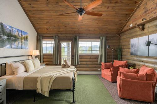 Khu vực ghế ngồi tại The Moose Hoose Cabin With Views and Game Room