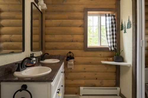 Phòng tắm tại The Moose Hoose Cabin With Views and Game Room