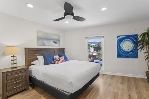 ein Schlafzimmer mit Bett und Deckenventilator in der Unterkunft Hideaway C Walk to the beach Downtown AC in San Clemente