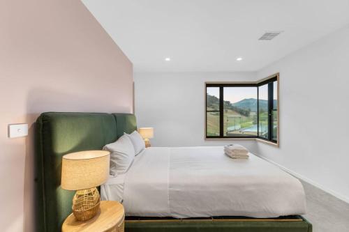Кровать или кровати в номере Hill View