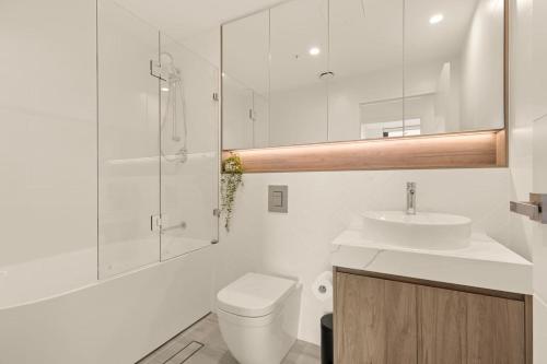 Waterfront Apartment in the Heart of Gosford في جوسفورد: حمام مع مرحاض ودش ومغسلة