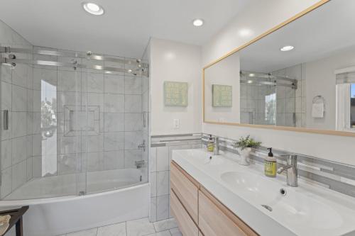 Et badeværelse på Hideaway D Walk to the beach Downtown AC