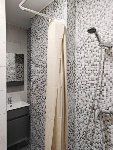 een badkamer met een douche en een wastafel bij Balluta Bliss in Il-Gżira