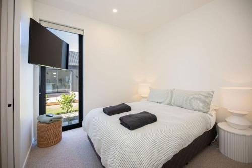 Giường trong phòng chung tại The Racecourse Retreat