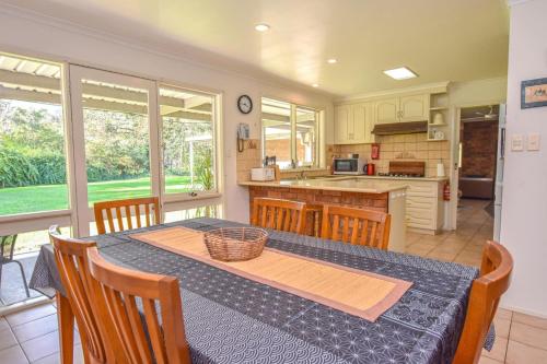 Кухня или мини-кухня в Ovens Valley Retreat - Spacious and cosy home
