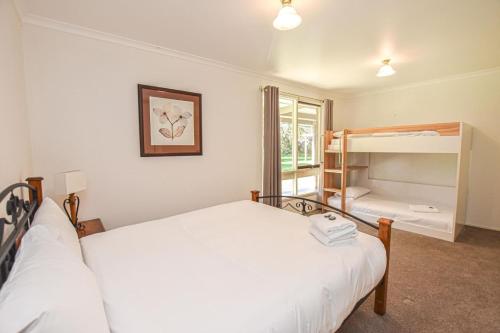 Кровать или кровати в номере Ovens Valley Retreat - Spacious and cosy home