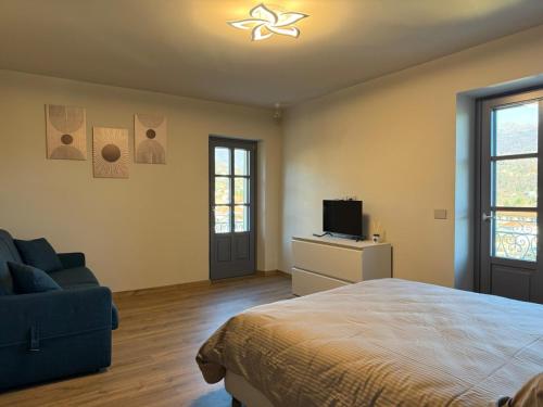 Телевизор и/или развлекательный центр в Lanzo Belvedere