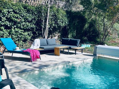 Bazén v ubytování Les Chambres du Prieuré nebo v jeho okolí