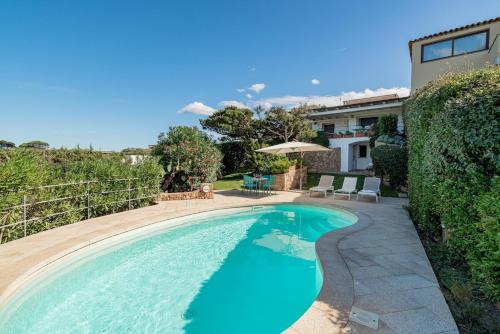 ein Swimmingpool im Hinterhof eines Hauses in der Unterkunft VILLA PITRIZZINA 8, Emma Villas in Liscia di Vacca