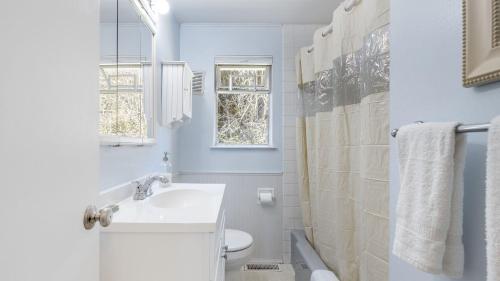 Ένα μπάνιο στο Eagles Watch by AvantStay Large Deck w Views