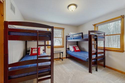 Robbins' Mountain Retreat في West Thornton: غرفة نوم مع ثلاثة أسرة بطابقين في منزل