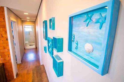 ein Zimmer mit einem Aquarium an der Wand in der Unterkunft Confortável AP próximo ao parque e praias in Penha