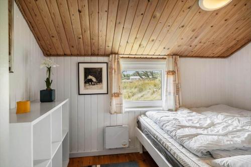Un dormitorio pequeño con una cama y una ventana. en 1353-Snedsted-Ebenezervej-24, en Snedsted