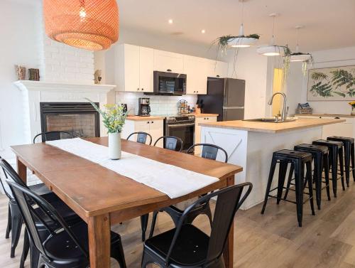 Køkken eller tekøkken på Condo #3 - 2 min Bord de l'eau Billard & Barbecue