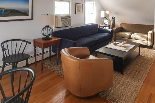 een woonkamer met een bank en een tafel bij Gulls' Landing in Provincetown