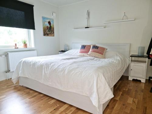 Villa with sauna, 650 m to the beach SE09135 في Sörtegen: سرير أبيض في غرفة نوم بيضاء مع نافذة