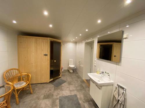 Villa with sauna, 650 m to the beach SE09135 في Sörtegen: حمام مع حوض ومرحاض