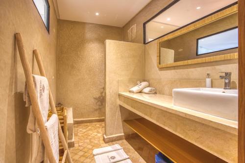 a bathroom with a sink and a mirror at Boutique Hotel Katia in El Harkat