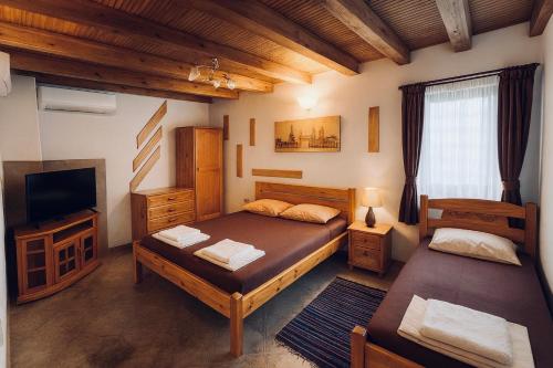 Un dormitorio con dos camas y un televisor de pantalla plana. en Complex Ristanite, en Elena