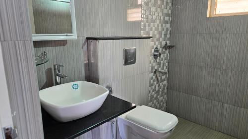 ein Badezimmer mit Waschbecken und Toilette in der Unterkunft Hoysala Ace 1 in Bangalore