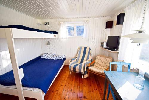 Habitación pequeña con litera y sofá en Two charming cottages in Hälleviksstrand SE09133, en Hälleviksstrand
