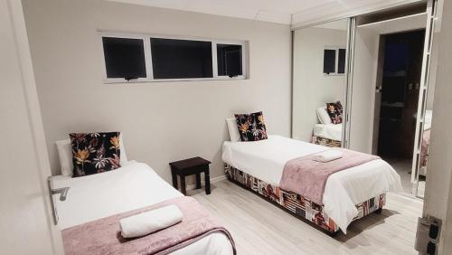 En eller flere senge i et værelse på Effortless Premium Homestay - Cambridge