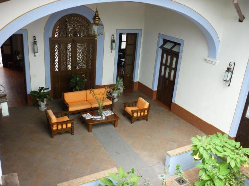 a living room with a couch and chairs in a house at Meson del Alferez Coatepec in Coatepec